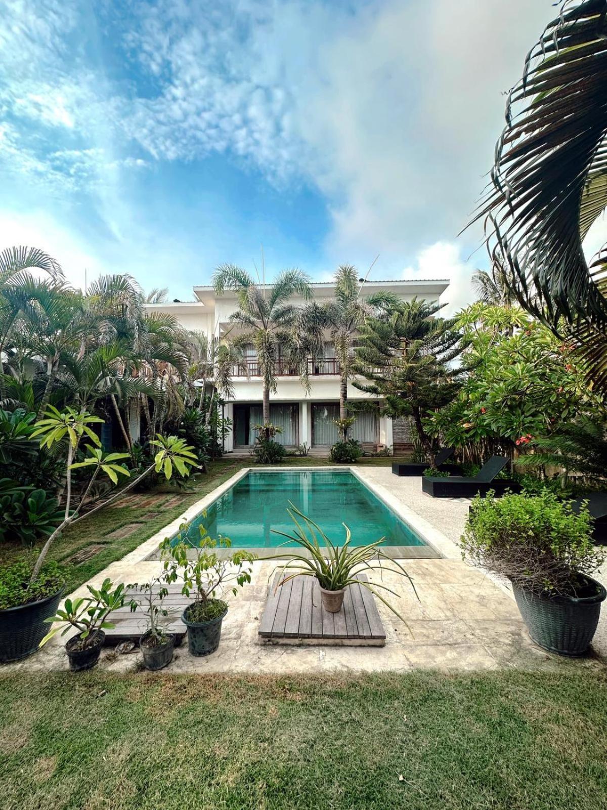 Hi5 Kuta Hotel Kuta  ภายนอก รูปภาพ