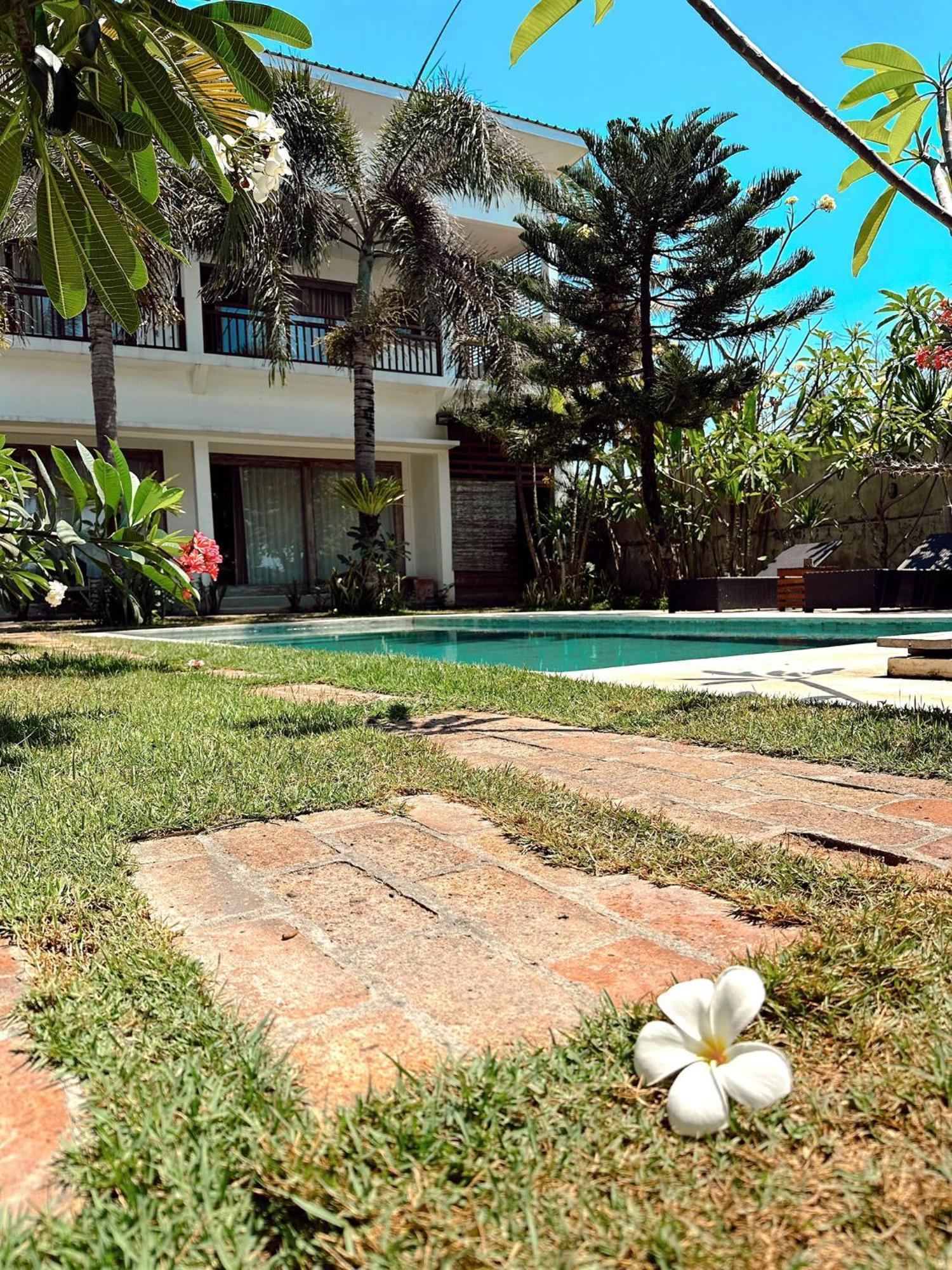 Hi5 Kuta Hotel Kuta  ภายนอก รูปภาพ
